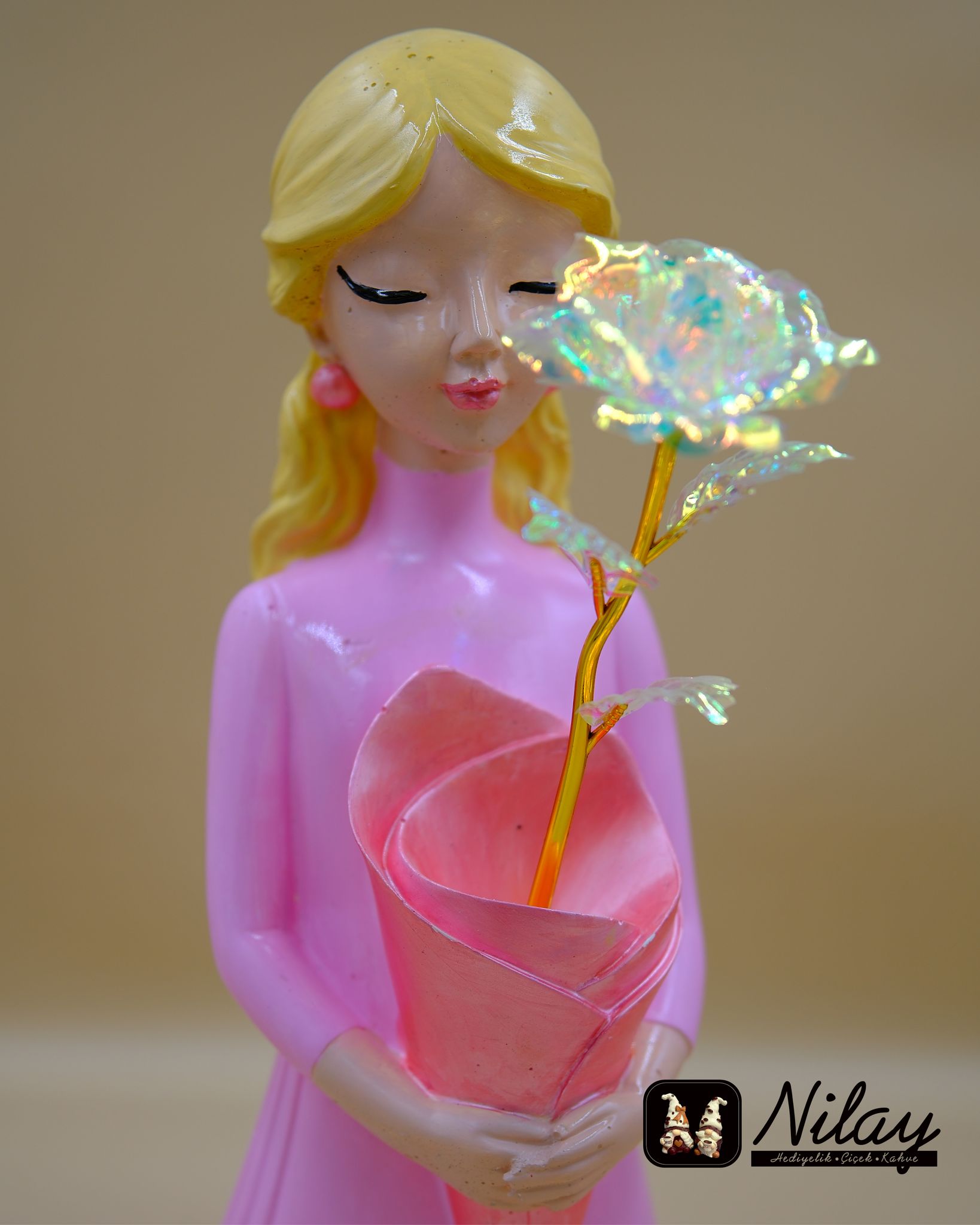 Buket Tutan Kız | Sonsuz Gül Hediyeli