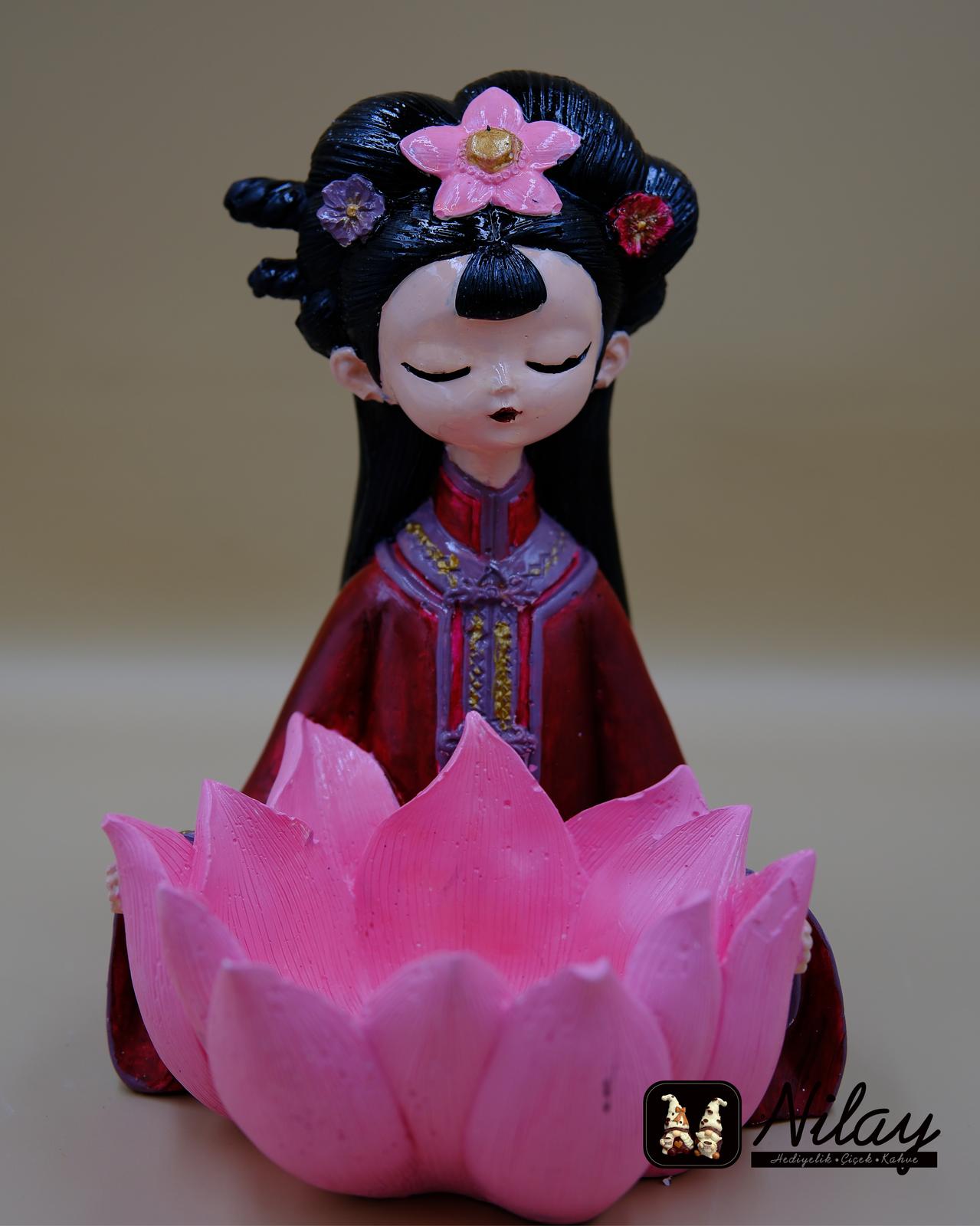 Lotuslu Asyalı Kız