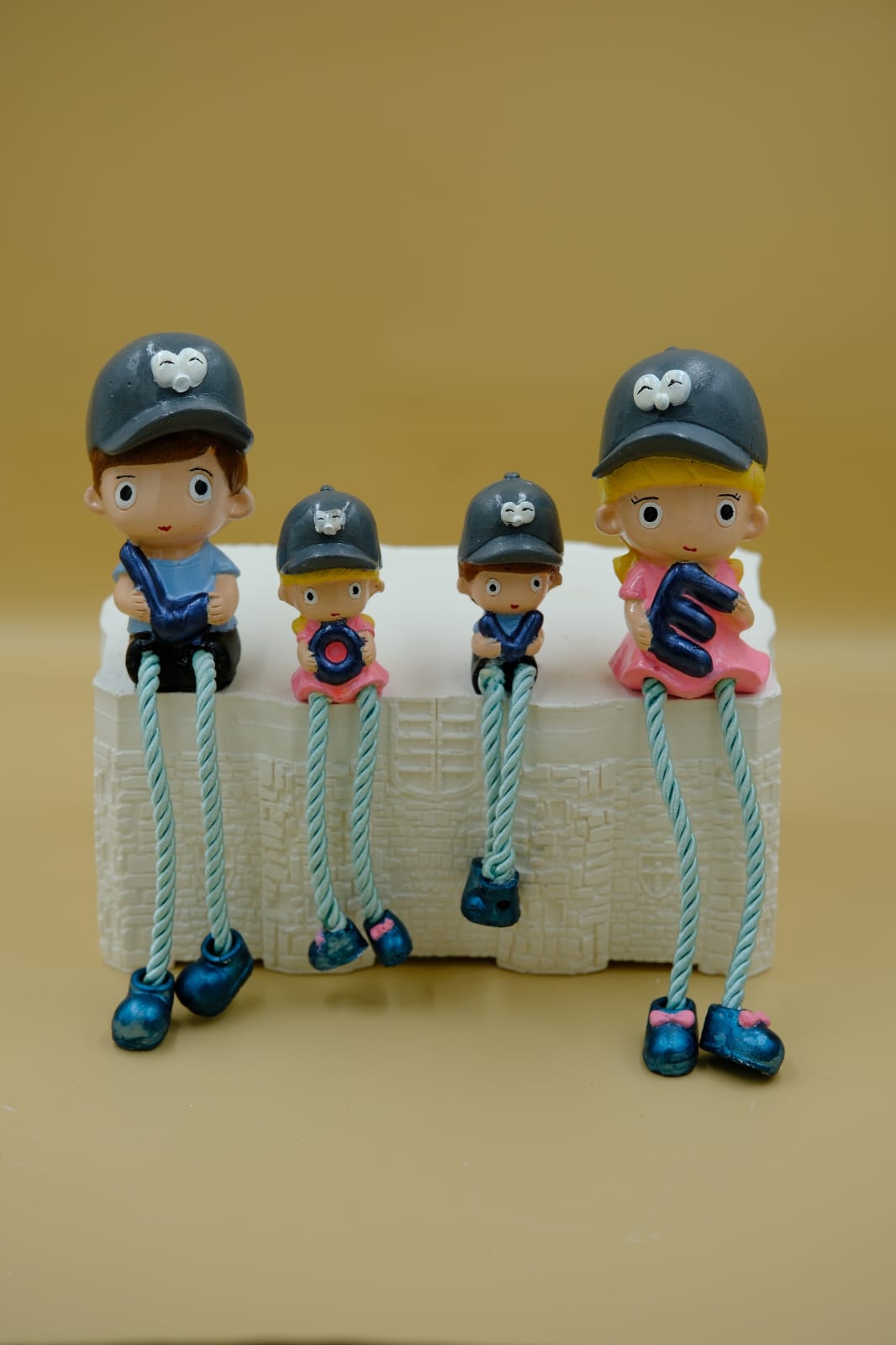 Love Yazılı Ayakları Sallanan Aile