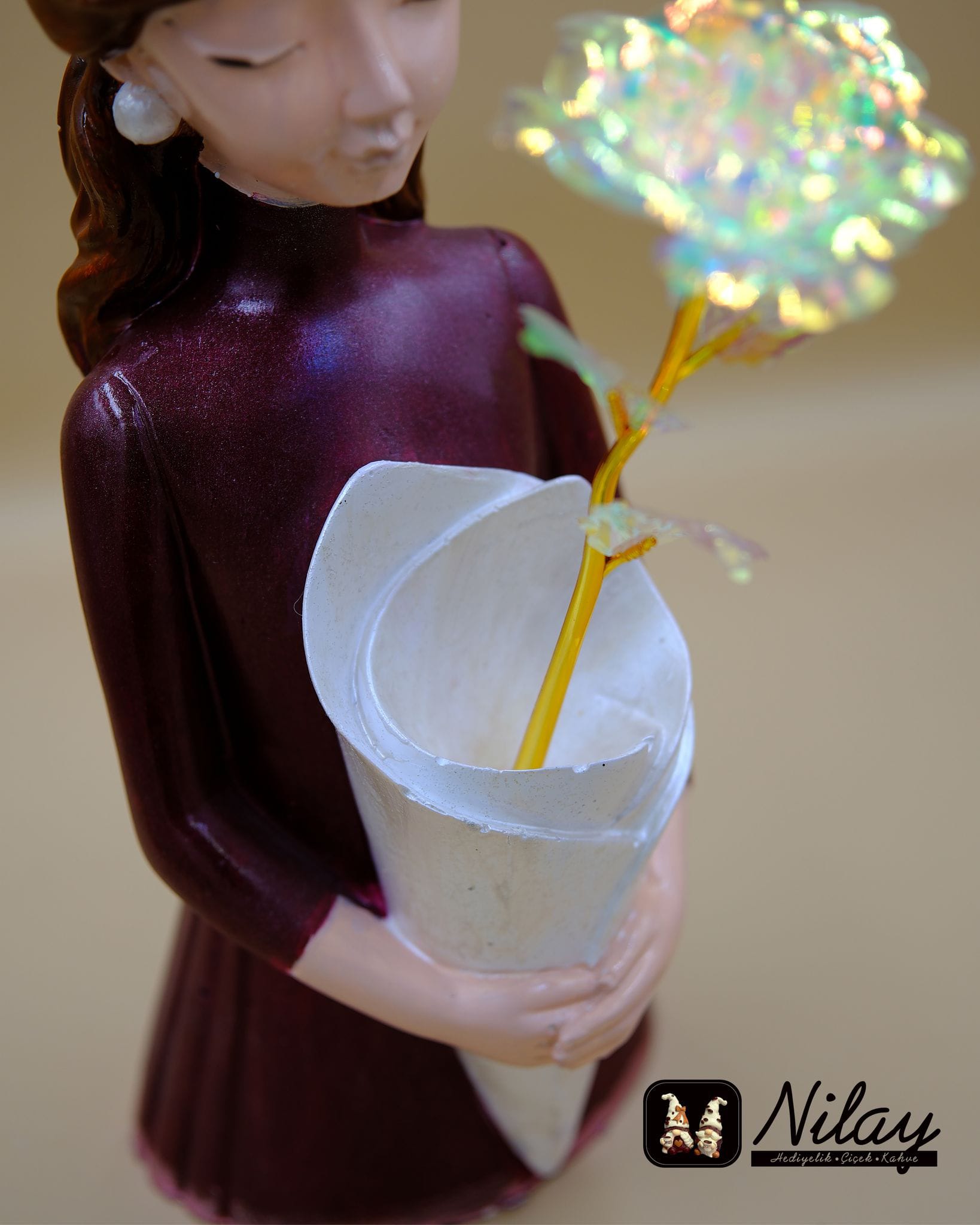 Buket Tutan Kız | Sonsuz Gül Hediyeli