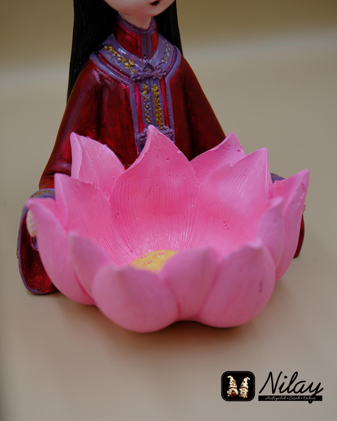 Lotuslu Asyalı Kız