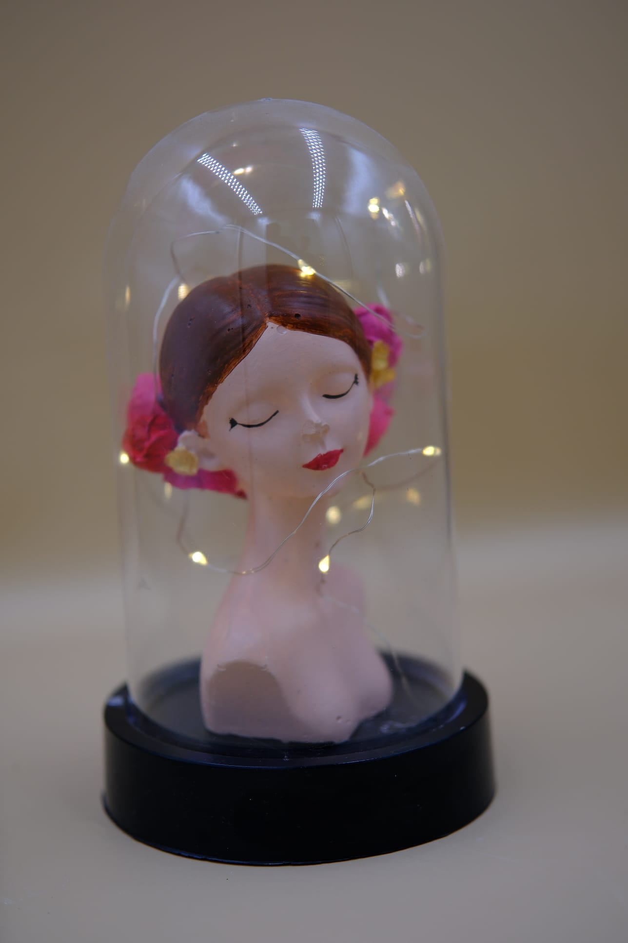 Ledli Fanus İçinde Zarif Kız